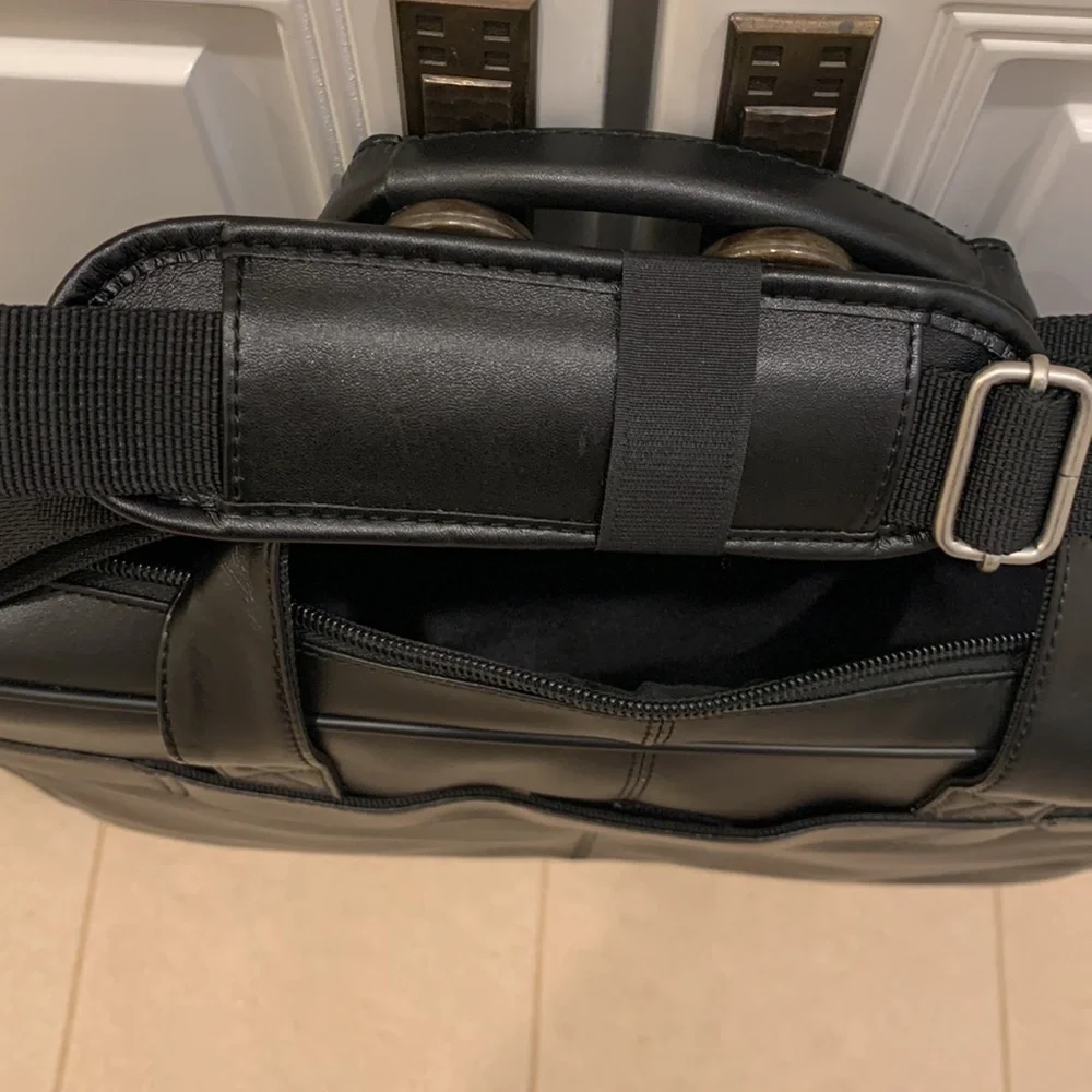 NWT Samsonite classic leather slim briefcase color black